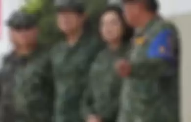 Presiden Taiwan Tsai Ing-wen (kedua dari kanan) saat meninjau kesiapan militer negaranya