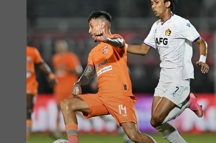 Aksi Stefano Lilipaly saat membela Borneo FC melawan Persik Kediri di Stadion Segiri, Samarinda, pada Kamis (2/11/2023) malam WIB.