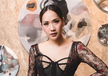 Biasa Tampil Seksi, Bunga Citra Lestari Tampil Lebih Anggun dalam Balutan Kebaya Melayu