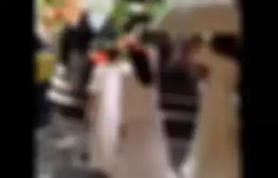 Video viral yang memperlihatkan mahasiswa mengenakan tema pakaian unik ketika merayakan acara wisuda di Institut Teknologi Nasional Bandung