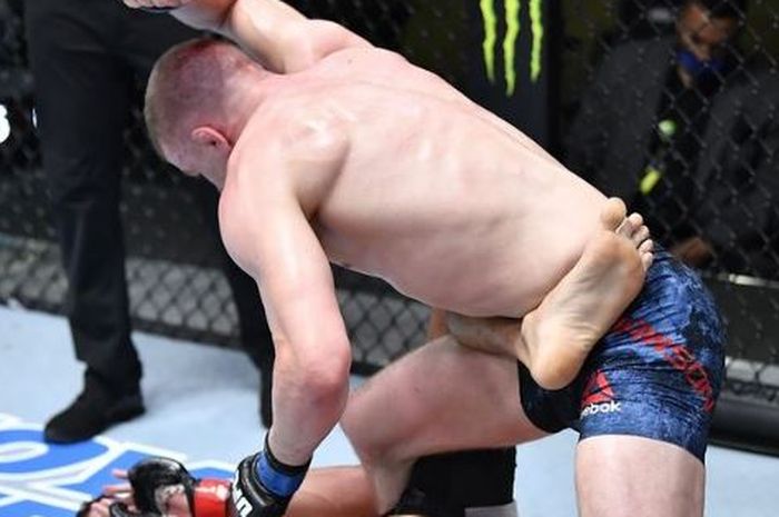 Momen Grant Dawson (atas) melakukan epic comeback paling ngeri di UFC Vegas 22 (21/3/2021).