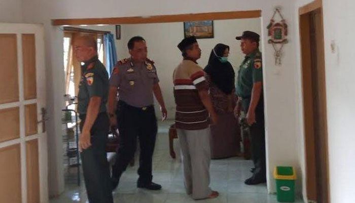 Muspika Kecamatan Pakis melakukan evakuasi empat orang anak dari AR (62) warga Desa Banjarejo, Kecamatan Pakis, Kabupaten Malang, Jumat (3/1/2020).