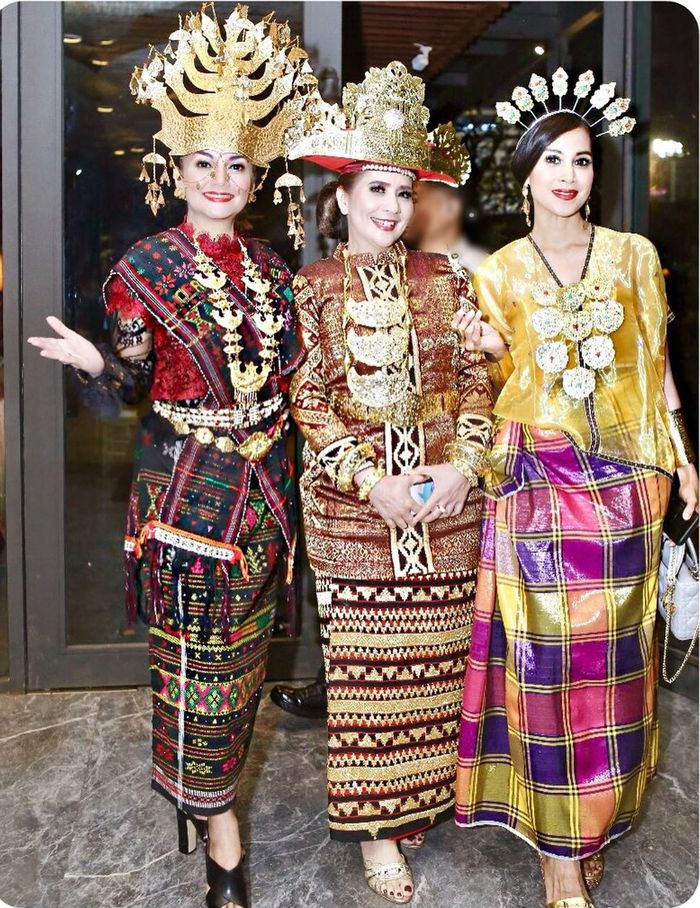 Bella Saphira bergaya dengan baju adat
