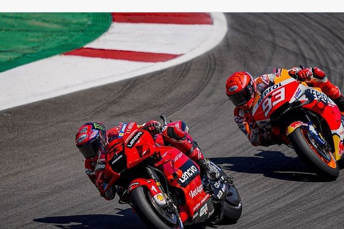 Pembalap Ducati Lenovo, Francesco Bagnaia, diikuti Marc Marquez (Repsol Honda) sepanjang balapan MotoGP Aragon di Sirkuit Aragon, Spanyol, 12 September 2021.