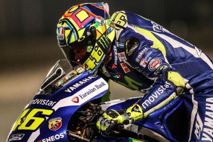 Valentino Rossi menggunakan helm lansiran AGV