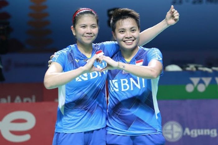 Pasangan ganda putri, Greysia Polii/Apriyani Rahayu, usai meraih kemenangan pada babak semifinal Indonesia Open 2021 di Bali International Convention Centre, Nusa Dua, Bali, Sabtu (27/11/2021).