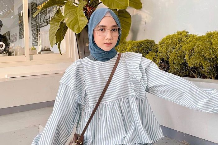 Inspirasi OOTD Hijab dengan Padu Padan Sweater dan Rok Plisket ala