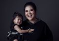 Putri Presiden Tampil Pede Berjerawat, Kahiyang Ayu Tetap Terlihat Cantik Saat Momong Sedah Mirah Sambil Nonton Ronggeng