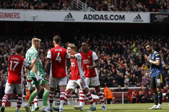 Para pemain Arsenal merayakan kegagalan Bruno Fernandes mengeksekusi penalti pada laga pekan ke-34 Liga Inggris 2021-2022.