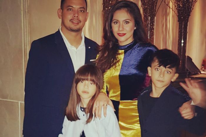 Rayakan 9 Tahun Usia Pernikahan Wulan Guritno Unggah Foto Ini Semua Halaman Nakita