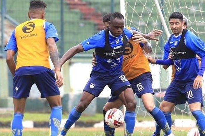 Para pemain Persib Bandung dalam sesi latihan hari Rabu (18/3/2020) di Stadion Siliwangi, Bandung. 