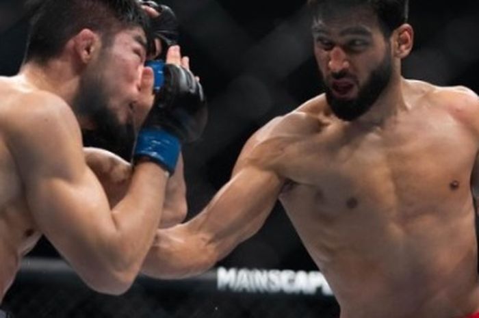 Petarung asal India, Anshul Jubli (kanan), mengaku bahwa dia bisa dibuat KO Jeka Saragih di Final Road to UFC.