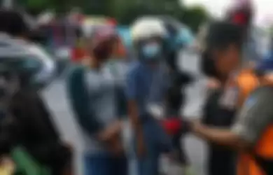 (ilustrasi) Petugas sedang mendata pelanggar PSBB yang masuk Kota Surabaya melalui Bundaran Waru, Sabtu (2/5/2020).  Tak lama lagi PSBB juga akan diterapkan di Malang Raya.