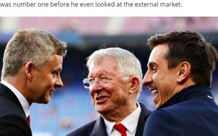 Tiga legenda Manchester United, Ole Gunnar Solskjaer, Sir Alex Ferguson, dan Gary Neville berbincang bersama.