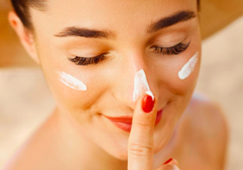 Sunscreen Tetap Dipakai Meski di Rumah Aja, Ini Penjelasan Dokter