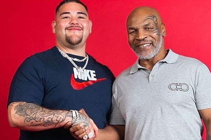 Petinju asal Amerika-Meksiko, Andy Ruiz Jr, bersama legenda tinju dunia, Mike Tyson.