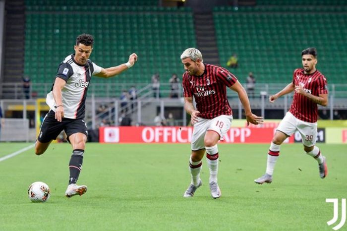 Aksi Cristiano Ronaldo dalam duel Liga Italia antara AC Milan vs Juventus di San Siro, 7 Juli 2020.