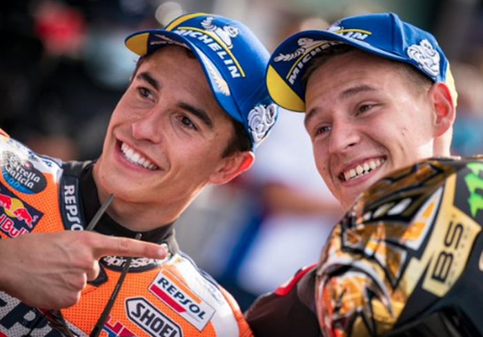 Pembalap Repsol Honda, Marc Marquez, memberikan ucapan selamat kepada Fabio Quartararo (Monster Energy Yamaha) usai menjadi juara dunia MotoGP 2021 pada Grand Prix Emilia Romagna, di Sirkuit Misano, Minggu (24/10/2021).