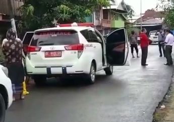 Ogah Anaknya Dijemput Tim Medis Setelah Kabur dari Rumah Sakit Gegara Positif Covid-19, Keluarga Ini Hadang dan Ancam Peluk Polisi