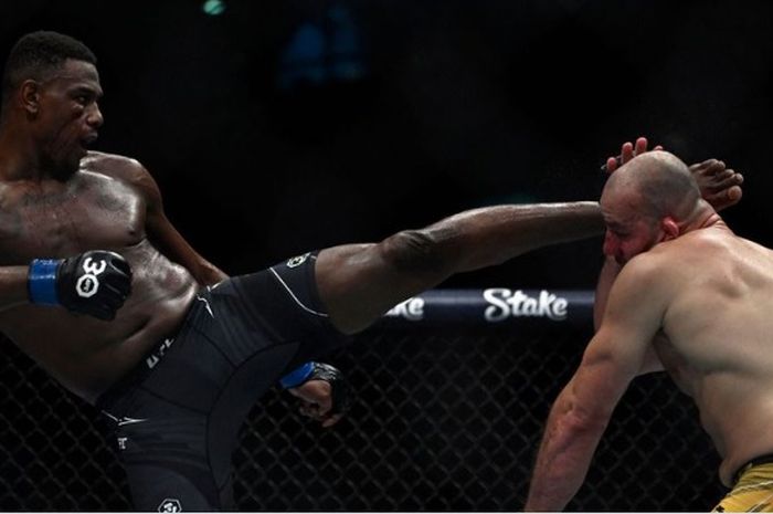 Momen duel Jamahal Hill melawan Glover Teixeira pada UFC 283, Minggu siang (22/1/2023) di Rio de Janeiro, Brasil.