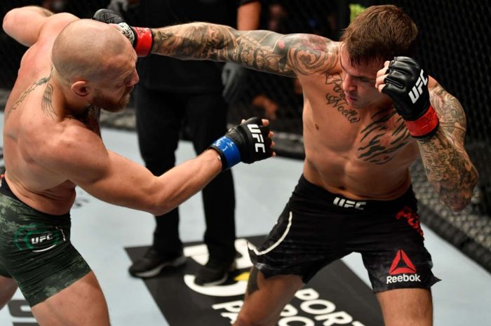 Saat, Conor McGregor (kiri) berduel dengan, Dustin Poirier (kanan) di UFC 257, Minggu (24/1/2021) WIB di Abu Dhabi.