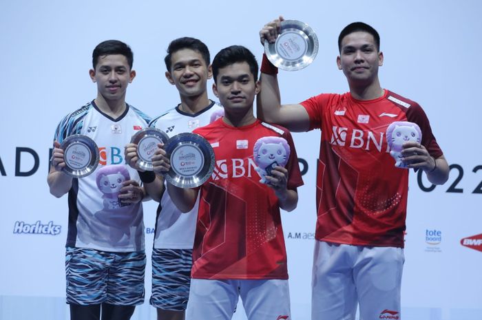 Ganda putra Indonesia Fajar Alfian/Muhammad Rian Ardianto (kiri) dan Leo Rolly Carnando/Daniel Marthin (kanan) saat berpose di podium Singapore Open, Minggu (17/7/2022)