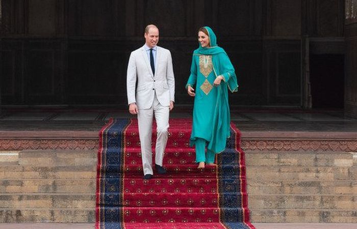 Penampilan cantik dan anggun  Kate Middleton istri Pangeran William kenakan kerudung saat berkunjung ke Pakistan yang mencuri perhatian