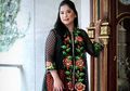 Duduk Ngemper di Tangga New York, Menantu Cantik SBY Annisa Pohan Jadi Sorotan Saat Tampil Pakai Busana Serba Hitam