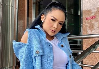 Tampil Menawan Mengenakan Gaun Megah Berwarna Orange, Tengok Penampilan Krisdayanti Saat Bernyanyi di Sebuah Acara Pernikahan!