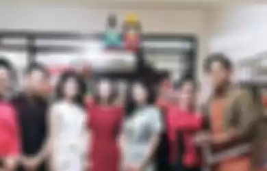 Tampilan Felicia Tissue berbalut cheongsam silver saat rayakan Imlek 2020 bareng Kaesang Pangarep