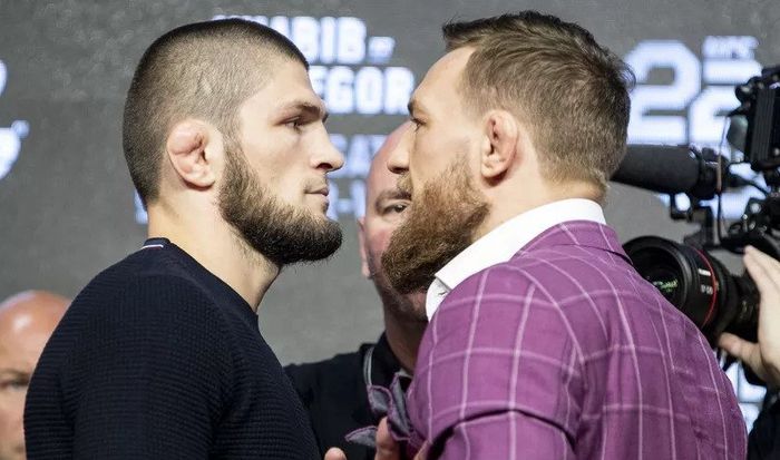 Khabib Nurmagomedov (kiri) dan Conor McGregor (kanan)