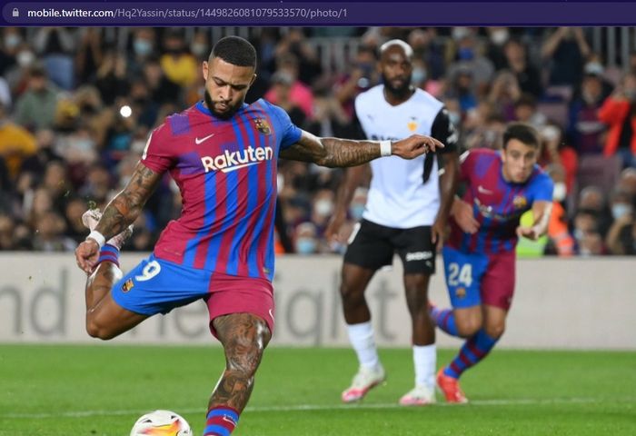 Pemain Barcelona, Memphis Depay, mencetak gol ke gawang Valencia di Stadion Camp Nou dalam laga pekan ke-9 Liga Spanyol 2021-2022 pada Minggu (17/10/2021) waktu setempat atau Senin pukul 02.00 WIB.  