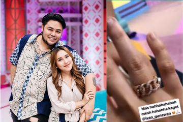Ivan Gunawan memberikan cincin emas untuk Ayu Ting-Ting