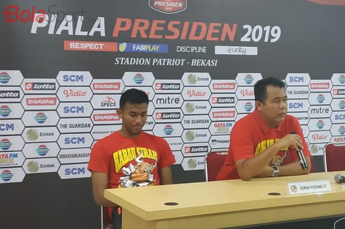 Pemain dan pelatih Semen Padang yakni Teja Paku Alam serta Syafrianto Rusli memberikan keterangan pers pasca laga kontra Bhayangkara FC, Minggu (3/3/2019).