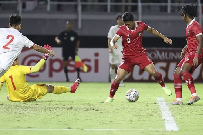 Suasana pertandingan antara Timnas U-20 Indonesia melawan Vietnam di Stadion Gelora Bung Tomo, Surabaya, pada Minggu (18/9/2022).