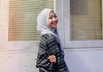 Sweet! Intip 6 Outfit Hijab Nuansa Abu-Abu ala Anak Almarhum Uje, Adiba Khanza!