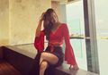 Meski Tanpa Pakai Bikini Saat di Pantai, Nia Ramadhani Tetap Tunjukkan Tampilan Seksi Pakai Tube Top Pamer Pundak Mulus dan Rok Mini