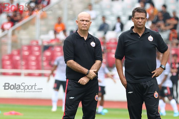 Pelatih Persija Jakarta, Sergio Farias, sedang memantau timnya jelang laga melawan Borneo FC di Stadion Gelora Bung Karno (1/3/2020)