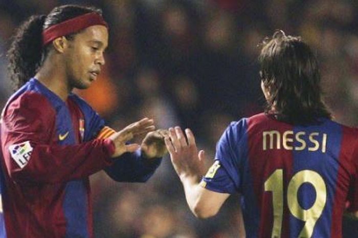 Ronaldinho dan Lionel Messi beraksi dalam balutan seragam Barcelona.