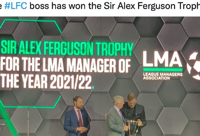Sir Alex Ferguson menyerahkan trofi Manajer Terbaik Liga Inggris kepada pelatih Liverpool, Juergen Klopp.