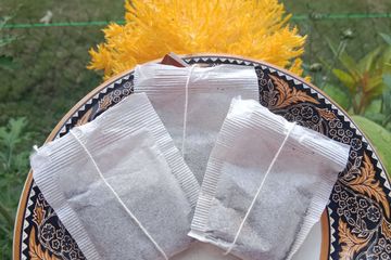 Cara membersihkan lantai kayu dengan teh