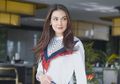Bikin Pangling, Luna Maya Tampil Beda dengan Gaya Rambut Keriting dan Makeup Super Bold yang Curi Perhatian