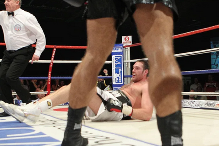 Momen Tyson Fury terjauh di kanvas ring tinju setelah menerima pukulan Neven Pajkic pada tahun 2011 silam.