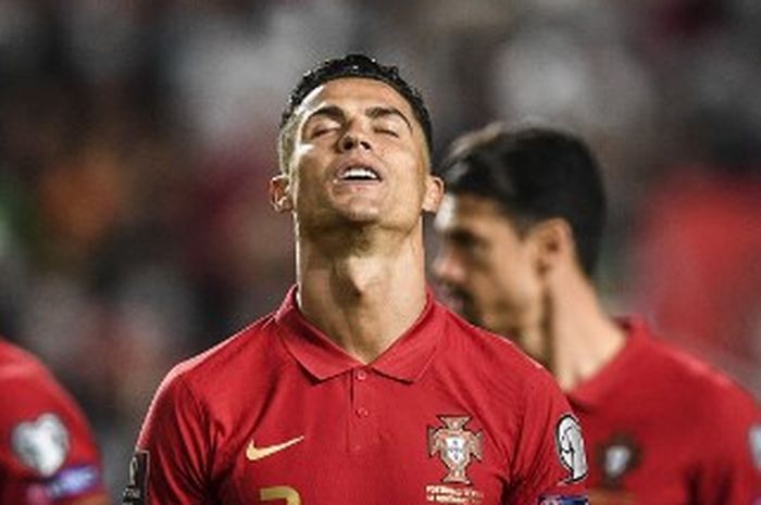 Reaksi Cristiano Ronaldo dalam partai timnas Portugal vs Serbia pada kualifikasi Piala Dunia 2022 di Lisabon (14/11/2021).