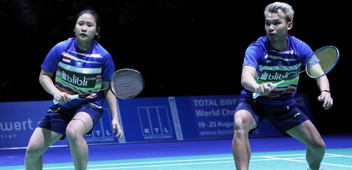 Rinov Rivaldy (kanan) dan Pitha Haningtyas Mentari (kiri) saat tampil pada turnamen Swiss Open 2019.