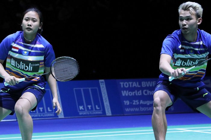 Rinov Rivaldy (kanan) dan Pitha Haningtyas Mentari menang atas Praveen Jordan/melati Daeva Oktavianti pada babak pertama Malaysia Open 2019, di Axiata Arena, Bukit Jalil, Kuala Lumpur, Malaysia, Rabu (3/4/2019).