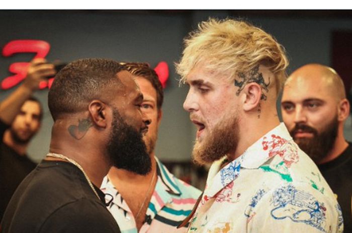 Mantan juara kelas welter UFC, Tyron Woodley (kiri) bersama petinju abal-abal, Jake Paul (kanan) saat sesi tatap muka, di  Amerika Serikat, Kamis (4/6/2021).