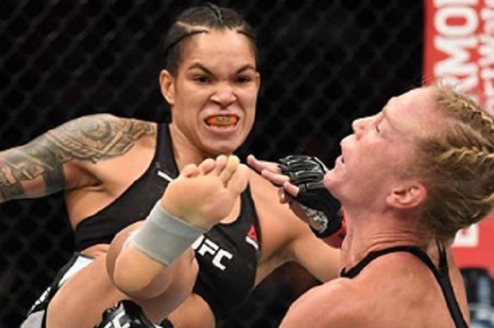 Momen kala petarung wanita terbaik, Amanda Nunes (kiri) menendang Holly Holm pada UFC 239 silam (6/7/2019).