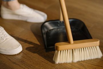 Cara tepat membersihkan lantai sesuai jenisnya