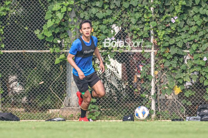 Striker timnas Indonesia, Hanis Saghara, sedang menguasai bola dalam sesi latihan di Lapangan G (Panahan), Senayan, Jakarta, 2 Oktober 2021.